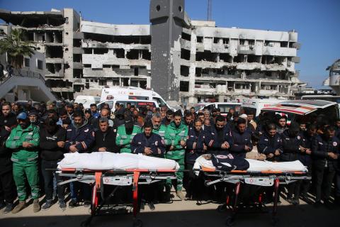 ودّع فلسطينيون جثامين ثلاثة مواطنين، بينهم مسعف، في مستشفى الشفاء. وقد سقطوا في غارة جوية إسرائيلية غرب مدينة غزة ليلة أمس