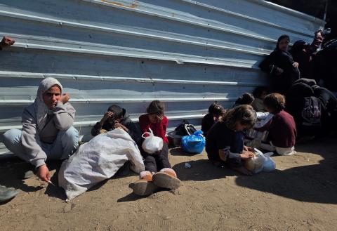 تجمّع فلسطينيون نازحون لتلقّي وجبات طعام من مطبخ خيري في خان يونس، جنوب قطاع غزة، في 24 مارس/آذار 2026. (صورة: طارق محمد)