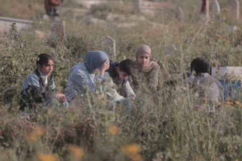 تزور عائلات فلسطينية مقيمة في مدينة غزة قبور أحبائها الذين استشهدوا في هجمات إسرائيلية ودُفنوا في مقبرة بحي الشيخ رضوان عقب صلاة عيد الفطر في 20 مارس/آذار 2026. (صورة: محمد أسود)