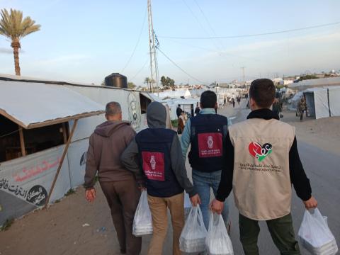 بنك فلسطين وجمعية عطاء فلسطين يوزعان وجبات إفطار للأسر المتضررة في غزة ضمن حملة "رمضان يجمعنا بالحب والعطاء"