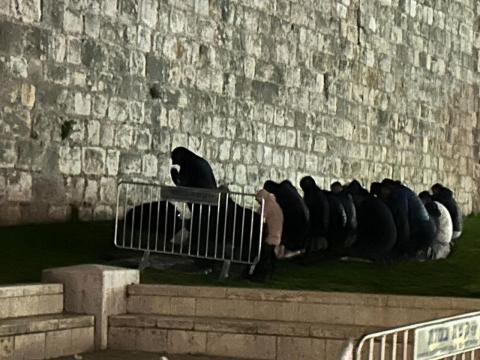 مقدسيين أدوا العشاء قرب باب الساهرة بالقدس المحتلة.jpeg