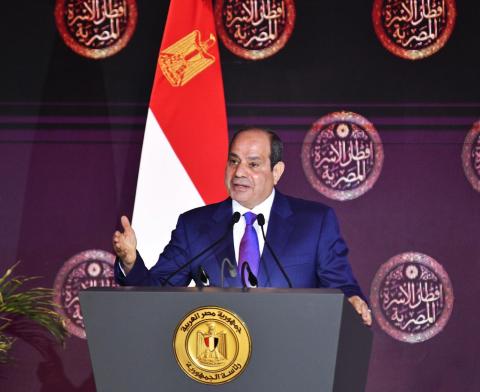 السيسي خلال مشاركته في حفل إفطار الأسرة المصرية الذي أقيم في دار القوات الجوية.. صورة من المتحدث باسم رئاسة الجمهورية.jpg