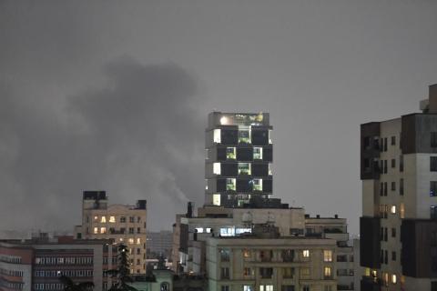 طهران 14 مارس 2026 (شينخوا) في الصورة الملتقطة  13 مارس 2026، أعمدة دخان تتصاعد عقب غارات جوية على العاصمة الإيرانية، طهران. وسُمع دوي عدة انفجارات مساء يوم الجمعة في مناطق مختلفة من طهران..JPG