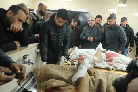 في الثاني من مارس/آذار 2026، نقل مسعفون وسكان محليون جثماني الفلسطينيين محمد وفهيم معمر، بعد استشهادهما على يد مستوطنين إسرائيليين في قرية قريوت، إلى مستشفى الرفيديا بمدينة نابلس في الضفة الغربية (صورة: محمد ناصر)