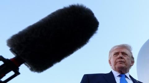 الرئيس الأميركي دونالد ترامب يتحدث إلى وسائل الإعلام قبل مغادرته ويست بالم بيتش على متن طائرة الرئاسة من فلوريدا. 23/03/2026. (رويترز)