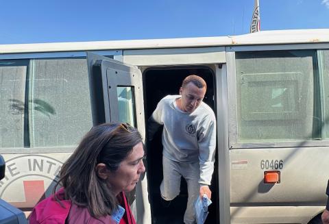 وصل ستة أسرى فلسطينيين مُفرج عنهم من السجون الإسرائيلية إلى مستشفى شهداء الأقصى في دير البلح، وسط قطاع غزة، في 30 مارس/آذار 2026، على متن سيارات تابعة للجنة الدولية للصليب الأحمر. (صورة: أحمد إبراهيم)
