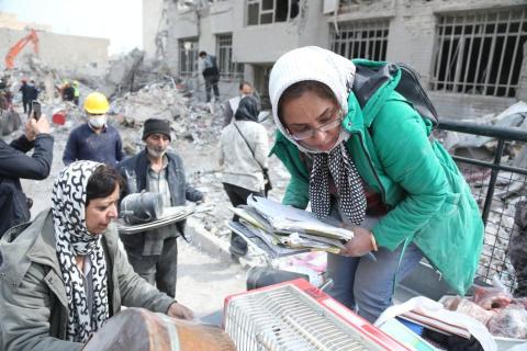 طهران 14 مارس 2026 (شينخوا) في الصورة الملتقطة يوم 12 مارس 2026، أشخاص ينقلون متعلقات تم استخراجها من منازل مدمرة في طهران، إيران..JPG