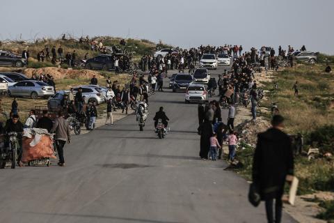 استعرض شبان فلسطينيون مهاراتهم في ركوب الدراجات على الكثبان الرملية والطرق في منطقة نتساريم جنوب مدينة غزة، أمام حشد كبير، 27 مارس/آذار 2026. تصوير: معز صالحي