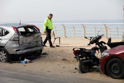 بيروت 12 مارس 2026 (شينخوا) في الصورة الملتقطة يوم 12 مارس 2026، ضابط من الشرطة اللبنانية يتفقد موقعا استهدفته غارة جوية إسرائيلية على منطقة الرملة البيضاء في بيروت في لبنان .......JPG