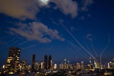 30 مارس 2026 (شينخوا) في هذه الصورة ذات التعريض الطويل الملتقطة يوم 28 فبراير 2026، مسارات مضيئة لآثار الصواريخ الاعتراضية التي تم إطلاقها من أنظمة الدفاع الجوي الإسرائيلية في تل أبيب، إسرائيل.JPG