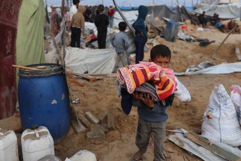 فلسطينيون يبحثون عن أغراضهم الشخصية بين الأنقاض عقب الهجوم الإسرائيلي على خيام مؤقتة في منطقة أنصار بمدينة غزة، في 12 مارس/آذار 2026. صورة: مجدي فتحي