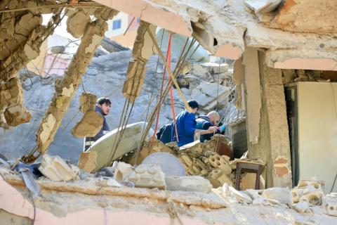 صيدا 14 مارس 2026 (شينخوا) في الصورة الملتقطة يوم 13 مارس 2026، أشخاص يتفقدون موقعا تضرر جراء غارة جوية إسرائيلية بالقرب من مدينة صيدا في لبنان.JPG