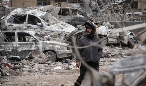 رجل إيرانيّ يسير بين دمار هائل عقب قصف في طهران (Getty Images).jpg