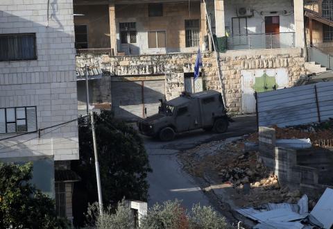 قام الجيش الإسرائيلي بتفجير منزل الفلسطيني محمود العقاد وهدمه في حي كروم عاشور بمدينة نابلس في الضفة الغربية، بتاريخ 28 مارس/آذار 2026. (صورة: محمد ناصر)