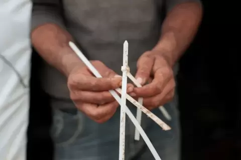 صهيب أبو الكباش يحمل أربطة بلاستيكية استُخدمت خلال هجوم شنّه مستوطنون إسرائيليون على تجمع حمصة البدوي بالضفة الغربية المحتلة يوم 19 مارس آذار 2026. (تصوير، محمد توركمان).webp