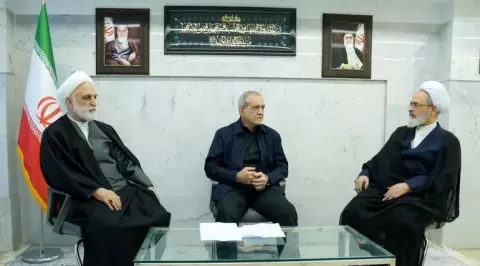 المجلس المؤقت يتكون من الرئيس الإيراني مسعود بيزشكيان (وسط) ورئيس السلطة القضائية غلام حسين محسني إيجي (يسار)، ونائب رئيس مجلس الخبراء علي رضا عرافي (رويترز).webp