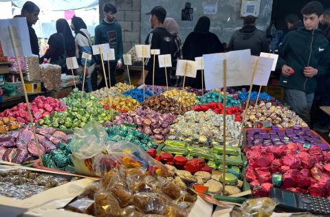يتسوق الفلسطينيون في سوق الزاوية الشهير بمدينة غزة استعدادًا لعيد الفطر في 18 مارس/آذار 2026. وقد ارتفعت أسعار السلع في المدينة نتيجة استمرار إغلاق المعابر الحدودية، والحصار المفروض على قطاع غزة، ومحدودية دخول الإمدادات. (صورة: مطر الزاق)