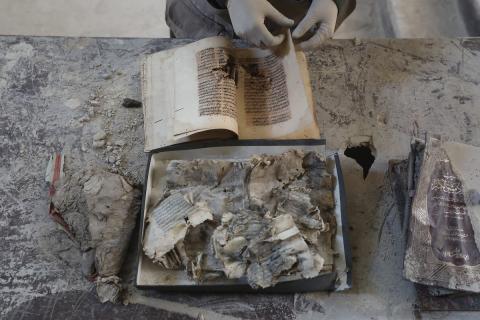 عملية الإنقاذ والترميم الأولية للكتب والمخطوطات بمكتبة الجامع العمري الكبير في البلدة القديمة بمدينة غزة في 2 مارس/آذار 2026.صورة: عمر أشتوي