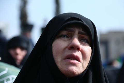 طهران 11 مارس 2026 (شينخوا) في الصورة الملتقطة يوم 11 مارس 2026، سيدة تحضر جنازة لكبار القادة العسكريين الإيرانيين، الذين قتلوا خلال الضربات التي شنتها الولايات المتحدة وإسرائيل ضد إيران، في العاصمة الإيرانية طهران..JPG