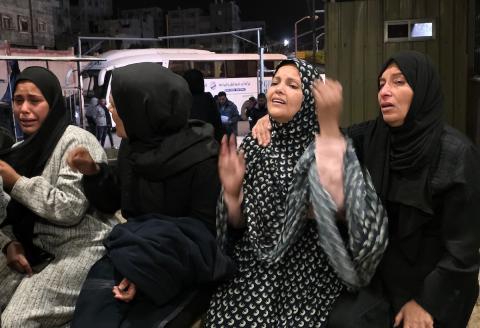 قُتل ثلاثة فلسطينيين، بينهم طفل وامرأة حامل، وأُصيب آخرون بجروح، إثر انهيار جدار على مخيم للنازحين في مواسي خان يونس، جنوب قطاع غزة، ليلة أمس، 16 مارس/آذار 2026. (صورة: طارق محمد)
