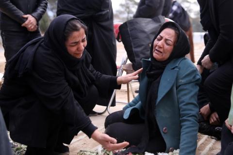 طهران 10 مارس 2026 (شينخوا) في الصورة الملتقطة يوم 9 مارس 2026، سيدات يبكين في جنازة لأشخاص فقدوا أرواحهم خلال الضربات التي شنتها الولايات المتحدة وإسرائيل ضد إيران، في مقبرة جنة الزهراء في العاصمة الإيرانية طهران.JPG
