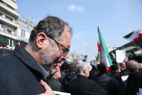 طهران 11 مارس 2026 (شينخوا) في الصورة الملتقطة يوم 11 مارس 2026، رجل يحضر جنازة لكبار القادة العسكريين الإيرانيين، الذين قتلوا خلال الضربات التي شنتها الولايات المتحدة وإسرائيل ضد إيران، في العاصمة الإيرانية طهران..JPG