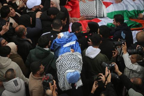 ووري جثمان أربعة فلسطينيين من عائلة واحدة، بينهم طفلان، الثرى في مسقط رأسهم بلدة طمون شمال الضفة الغربية. وقد قُتلوا برصاص جنود إسرائيليين داخل سيارتهم، بحسب وزارة الصحة الفلسطينية، 15 مارس/آذار 2026. تصوير: محمد ناصر
