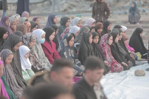 تجمع فلسطينيون لأداء صلاة عيد الفطر على أنقاض مسجد حمزة المدمر وفي الخيام المحيطة به في مدينة غزة، في 20 مارس/آذار 2026. صورة: محمد أسود