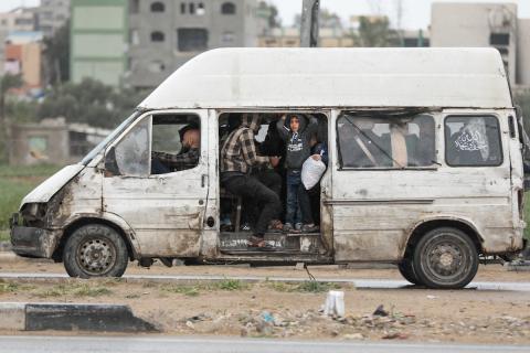 أطفال فلسطينيون نازحون يلعبون بألعاب بسيطة خلال عيد الفطر وسط الخيام والمباني المدمرة في مخيم النصيرات للاجئين، 21 مارس/آذار 2026. صورة: رمزي أبو عامر