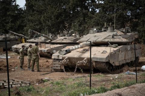 القدس 14 مارس 2026 (شينخوا) في الصورة الملتقطة يوم 13 مارس 2026، قوات إسرائيلية تتمركز في منطقة تجمع شمالي إسرائيل بالقرب من الحدود مع لبنان..JPG