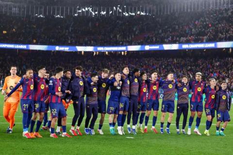 لاعبو برشلونة الإسباني يحتفلون مع جماهيرهم بالتأهل للدور ربع النهائي.jpg