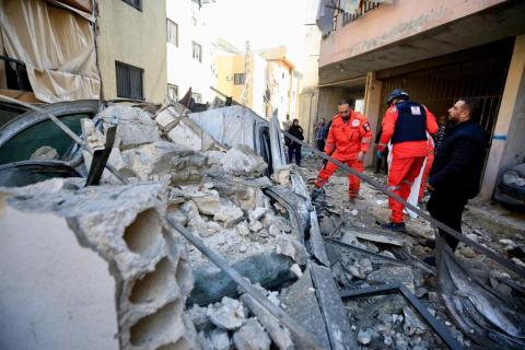 صيدا 14 مارس 2026 (شينخوا) في الصورة الملتقطة يوم 13 مارس 2026، أشخاص يتفقدون موقعا تضرر جراء غارة جوية إسرائيلية بالقرب من مدينة صيدا في لبنان. وأعلنت وزارة الصحة العامة في لبنان، أمس (الجمعة).JPG