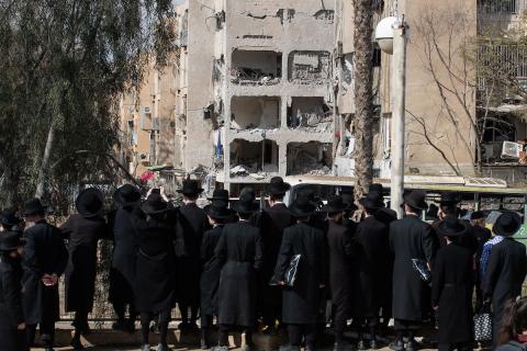 أنقاض مبنى تضرر جراء هجوم صاروخي في عراد، إسرائيل، في 22 مارس/آذار 2026 (حقوق الصورة: © تشين جونكينغ/شينخوا عبر زوما برس)