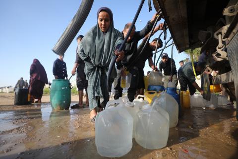 يتجمع الفلسطينيون النازحون لجلب الماء وسط خيام متداعية، ما يعكس تدهور الأوضاع المعيشية والنقص الحاد في الاحتياجات الأساسية، مخيم النصيرات للاجئين وسط قطاع غزة، 31 مارس/آذار 2026. تصوير: حسن الجديدي