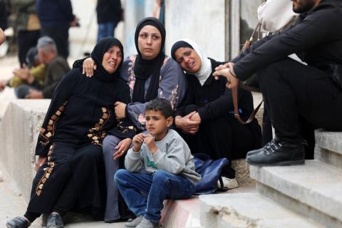 فلسطينيون ينوحون على جثامين مدنيين سقطوا في غارة إسرائيلية شمال قطاع غزة، خلال جنازة أقيمت في مستشفى الشفاء بمدينة غزة، في 26 أبريل/نيسان 2026. صورة: بلال أسامة