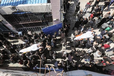 ينعى الفلسطينيون جثامين شهدائهم الفلسطينيين، الذين قُتلوا، بحسب مسعفين، في غارة جوية إسرائيلية ليلية، في مخيم البريج للاجئين الفلسطينيين، وسط قطاع غزة، في 11 أبريل/نيسان 2026. (صورة: معز صالحي)
