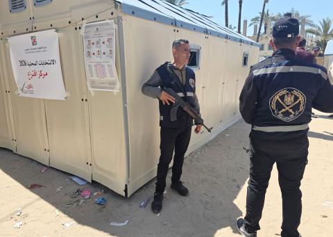 قوات من الشرطة الفلسطينية وعناصر الأمن الخاص تشارك في تأمين الانتخابات البلدية في دير البلح، وسط قطاع غزة،  25 أبريل/نيسان 2026. وتُعدّ الانتخابات الأولى التي تُجرى في غزة منذ أكثر من 20 عاماً، والأولى في الضفة الغربية منذ اندلاع الحرب. (صورة: طارق محمد)