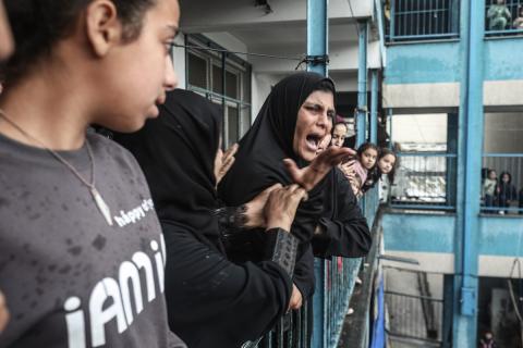 حضر أهالي مدينة غزة، فلسطين، في 7 أبريل/نيسان 2026، جنازة فلسطينيين قُتلوا في غارة جوية إسرائيلية استهدفت مدنيين متجمعين شرق مخيم المغازي للاجئين، في انتهاك لوقف إطلاق النار. (صورة: معز صالحي)