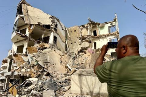 بيروت 5 أبريل 2026 (شينخوا) في الصورة الملتقطة يوم 4 أبريل 2026، رجل يلتقط صور مبان متضررة عقب غارات جوية إسرائيلية على مدينة صور في لبنان.JPG