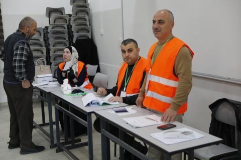 الناخبون الفلسطينيون يدلون بأصواتهم في مراكز الاقتراع خلال انتخابات المجالس البلدية في الخليل، الضفة الغربية، في 25 أبريل/نيسان 2026. (صورة: مأمون وزواز)