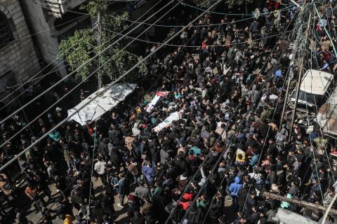حضر أهالي غزة، في 7 أبريل/نيسان 2026، جنازة فلسطينيين استشهدوا في غارة جوية إسرائيلية استهدفت مدنيين متجمعين شرق مخيم المغازي للاجئين وسط قطاع غزة، في انتهاك لوقف إطلاق النار. (صورة: معز صالحي)