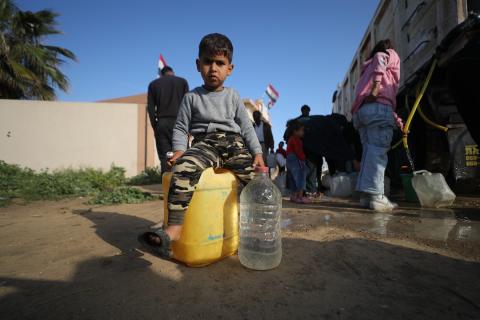 يتجمع الفلسطينيون النازحون لجلب الماء وسط خيام متداعية، ما يعكس تدهور الأوضاع المعيشية والنقص الحاد في الاحتياجات الأساسية، مخيم النصيرات للاجئين وسط قطاع غزة، 31 مارس/آذار 2026. تصوير: حسن الجديدي