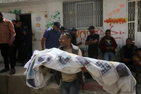 ودّع فلسطينيون ثلاث جثامين، من بينها جثامين الأخوين محمود وعيد أبو وردة وطفل، قُتلوا في هجومين منفصلين شنّهما الجيش الإسرائيلي في حيّي الزيتون والشجاعية شرق وجنوب مدينة غزة، في 17 أبريل/نيسان 2026. (صورة: بلال أسامة)