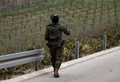 يحاول فلسطينيون الوصول إلى أراضيهم الزراعية في بلدة حلحول شمال الخليل جنوب الضفة الغربية، إلا أن الجيش الإسرائيلي يمنعهم من ذلك، وفق ما أفاد به شهود عيان،  17 أبريل/نيسان 2026. صورة: مأمون وزواز