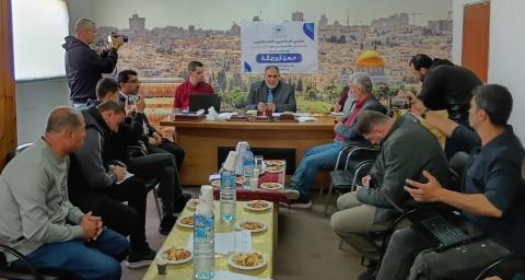 أبو ريالة خلال صالون صحفي نظمه منتدى الإعلاميين الفلسطينيين.jpg