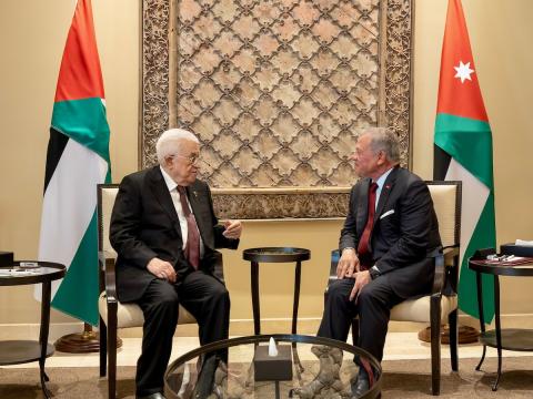التقى الملك عبد الله الثاني ملك الأردن بالرئيس الفلسطيني محمود عباس (أبومازن)، بحضور ولي العهد الأمير الحسين بن عبد الله الثاني، في عمّان، الأردن، 28 أبريل/نيسان 2026، (صورة من الديوان الملكي الهاشمي)