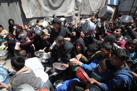 إحدى الجمعيات الخيرية توزع وجبات طعام على الفلسطينيين النازحين في مخيم النصيرات للاجئين، في ظل استمرار نقص الغذاء نتيجةً للسياسة الإسرائيلية المتعلقة بدخول المساعدات إلى غزة 11 أبريل/نيسان 2026. حسن جيدي