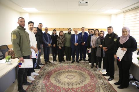 المدرسة الوطنية الفلسطينية للإدارة تُخرّج برنامج التدريب على لغة الإشارة لمنتسبي الأجهزة الأمنية.jpg