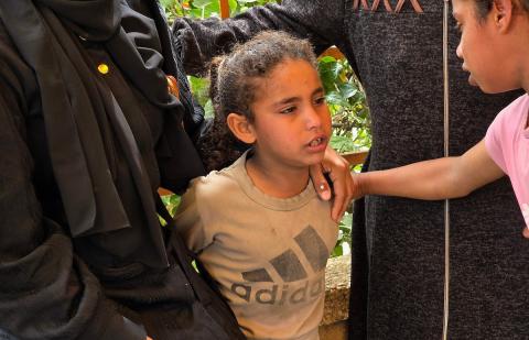 الفلسطينيون ينعون وفاة هدى العطار في مجمع ناصر الطبي، بعد استشهادها في غارة جوية إسرائيلية استهدفت خيمتها في منطقة المواصي، جنوب خان يونس، جنوب قطاع غزة. 26 أبريل/نيسان 2026. تصوير: طارق محمد