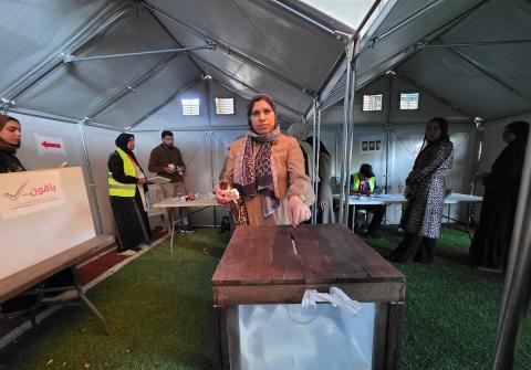 الفلسطينيون يدلون بأصواتهم في مركز اقتراع خلال الانتخابات البلدية في دير البلح، وسط قطاع غزة، في 25 أبريل/نيسان 2026 بعد أكثر من 20 عاما، (صورة: طارق محمد)